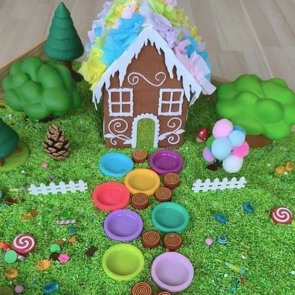 Pronájem pohádkového senzorického tácu PERNÍKOVÁ CHALOUPKA na narozeniny a akce 